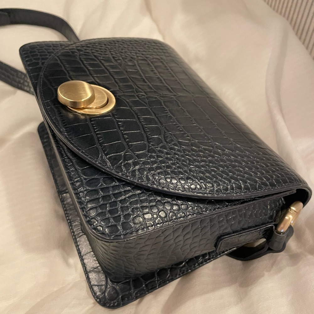 A lovely leather shoulder bag with two different shoulder straps to carry.